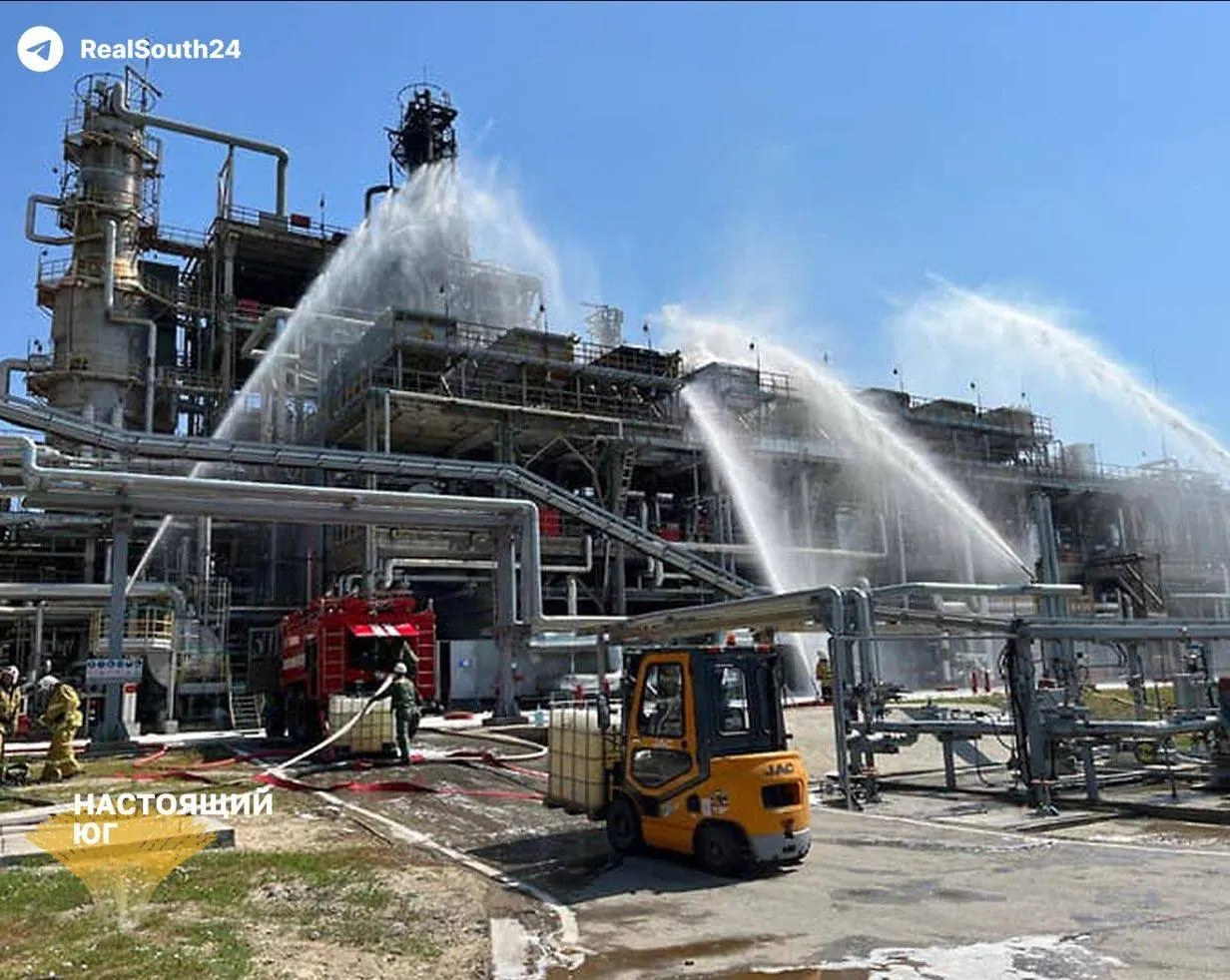 Август стал тяжёлым месяцем для нефтепереработки: зафиксировано 21 атака на НПЗ, переработка упала, бензин дорожает, власти ограничивают экспорт и регулируют рынок.