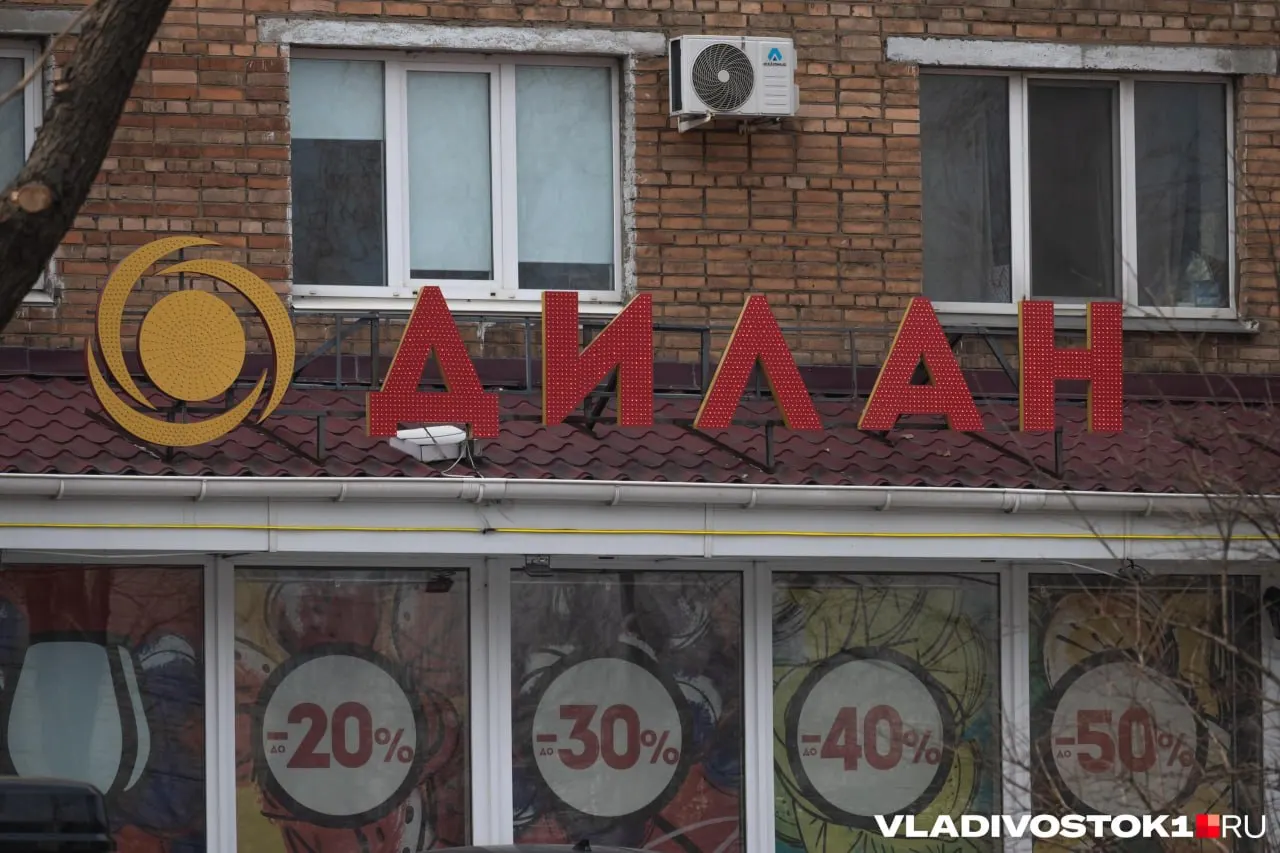 В День государственного флага России ограничат продажу алкоголя в центре Владивостока; пройдут выставки, мастер-классы, танцы и караоке на набережной.