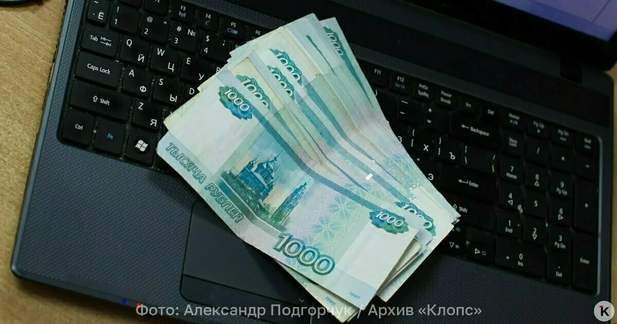 Обсуждается возможность выпуска пластиковых банкнот в России, учитывая экономическую эффективность и защиту от подделок.