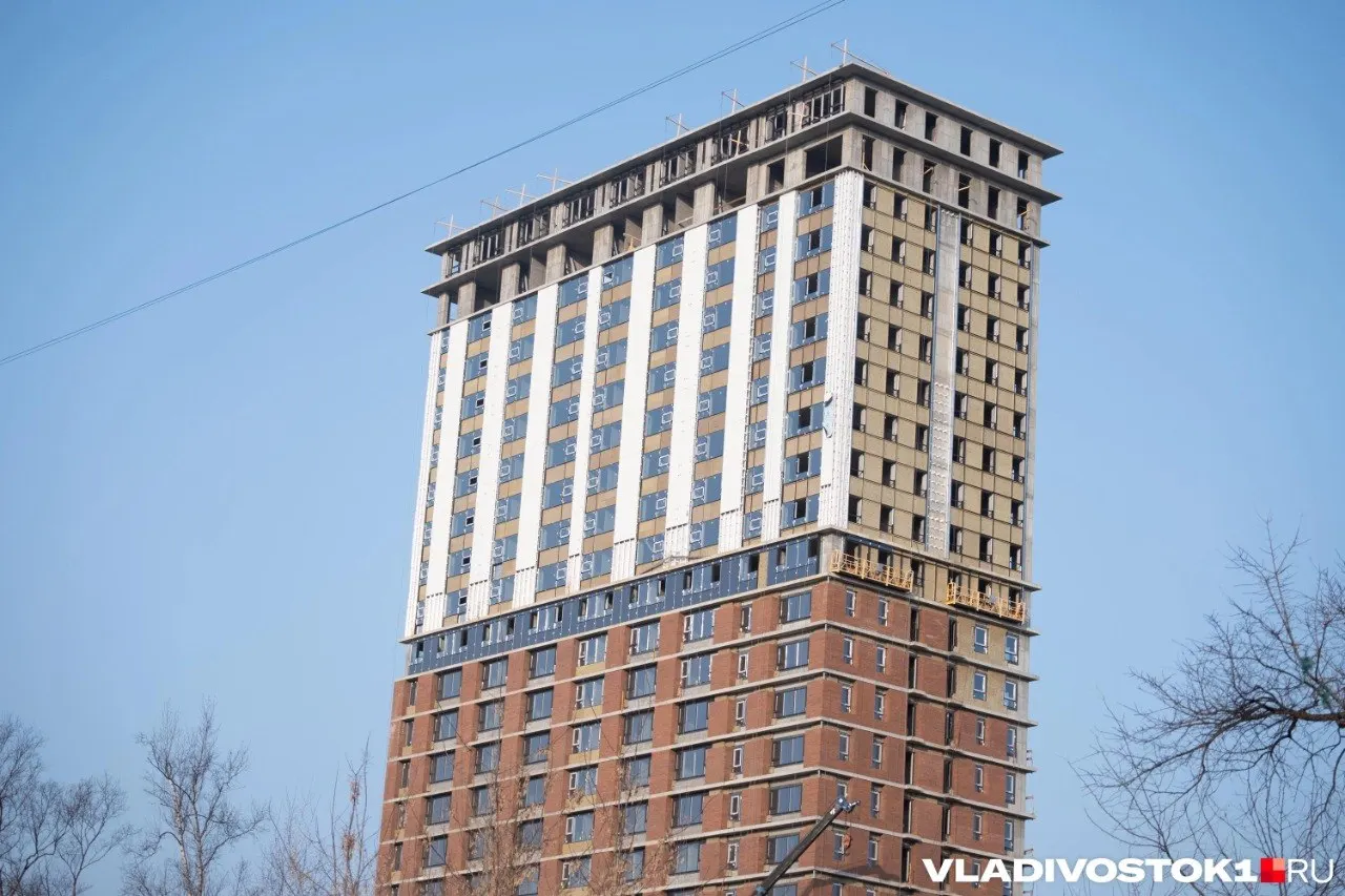 Екатеринбургский девелопер приобрёл три компании-застройщика у приморской организации. Сделка оформлена через Айар Капитал, зарегистрированное в Якутии юридическое лицо; бенефициарами стали Иван Карелин и Александр Петров.