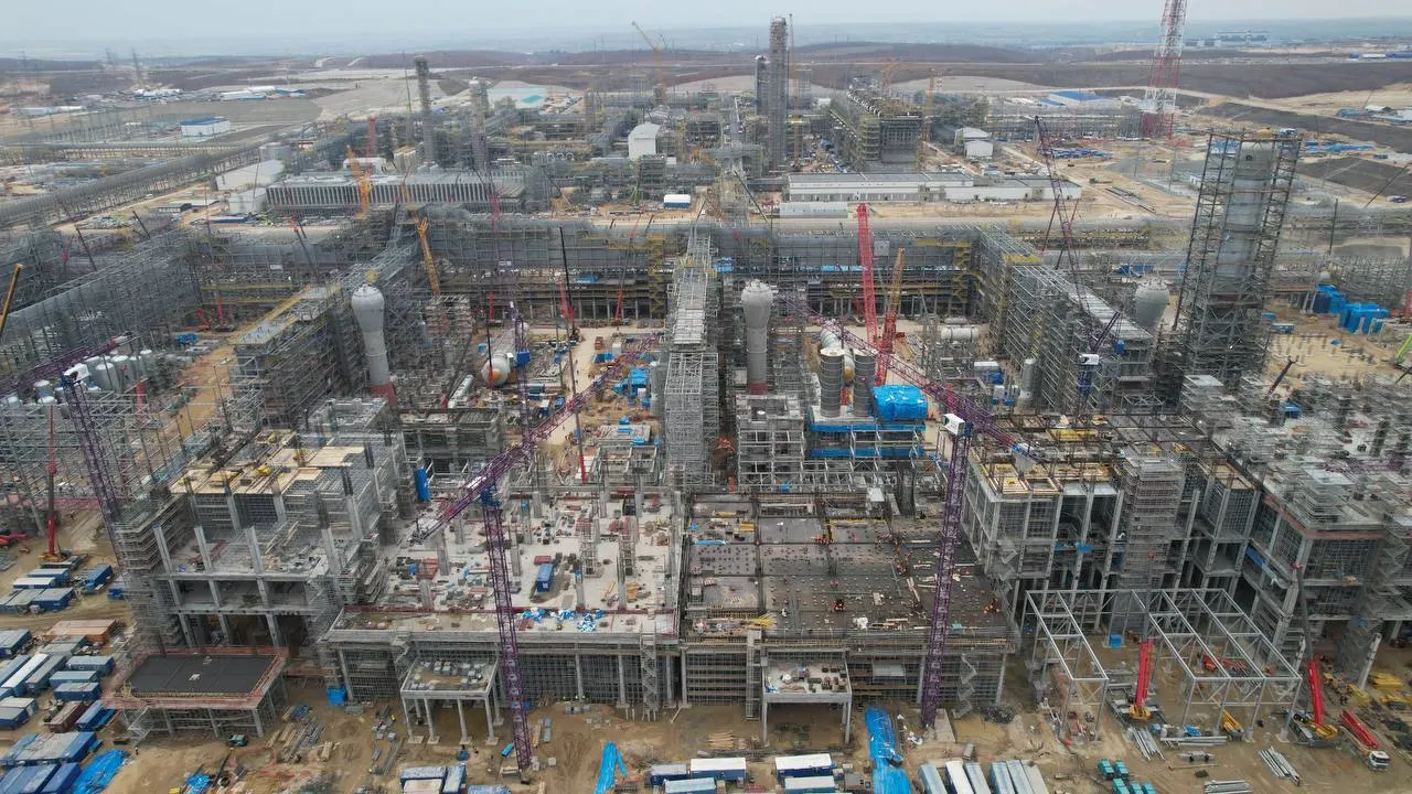 На территории готовящегося к вводу в эксплуатацию Амурского газохимического комплекса зафиксирован пожар; пострадавших на данный момент нет, причины и масштаб происшествия устанавливаются; запуск проекта запланирован на 2026–2027 годы.