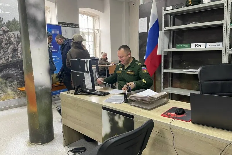 Пресс‑секретарь назвал слухи информационными утками, а чиновники предупреждают: признаков мобилизации нет; эксперты видят в этом попытку давления на общество.