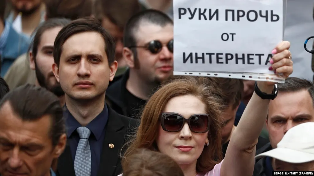 Роскомнадзор расширил блокировку VPN-сервисов и ограничил IP-адреса десятков обходчиков блокировок; пользователи фиксируют сбои, эксперты предупреждают, что ситуация может повториться.