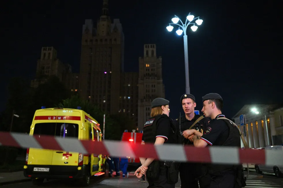 По предварительным данным, взрыв произошёл внутри заведения; погибло несколько человек, десятки пострадали. Расследование продолжается, официальной версии о целенаправленном ударе пока нет.