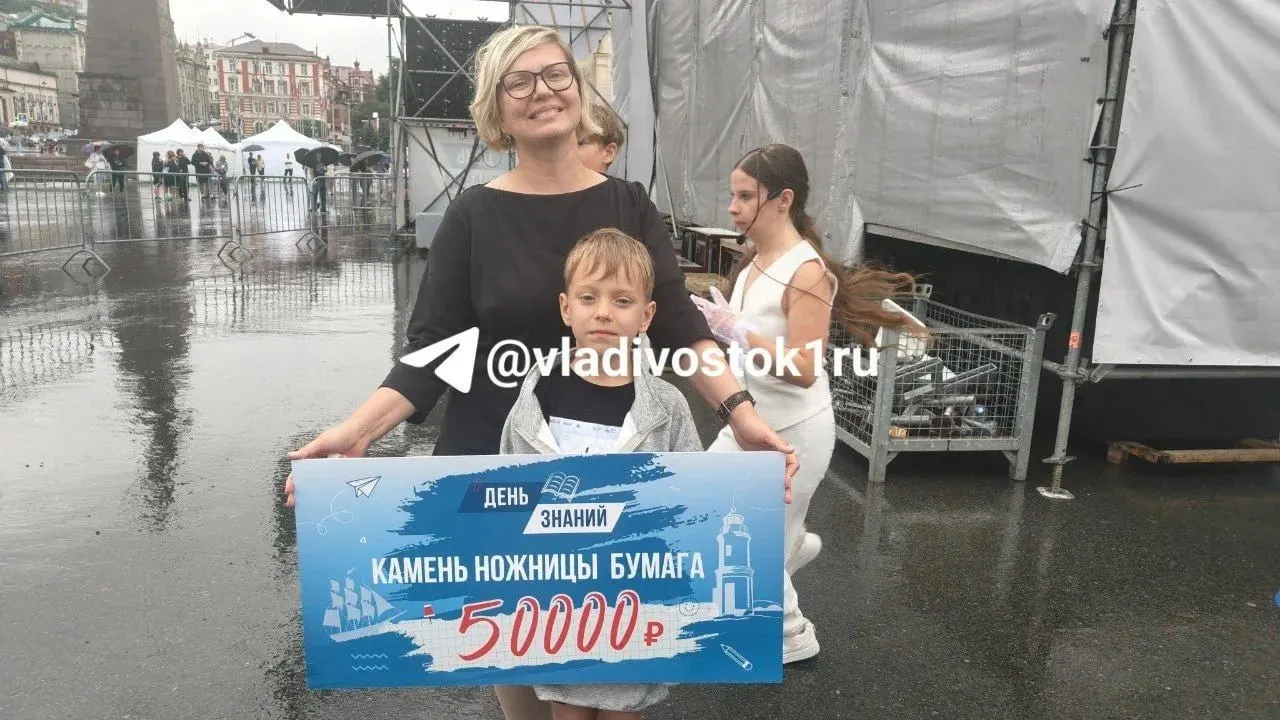 Семилетний Богдан Мишин стал победителем городского чемпионата по игре «Камень, ножницы, бумага». Призовые деньги он планирует положить на свой счет и копит средства.