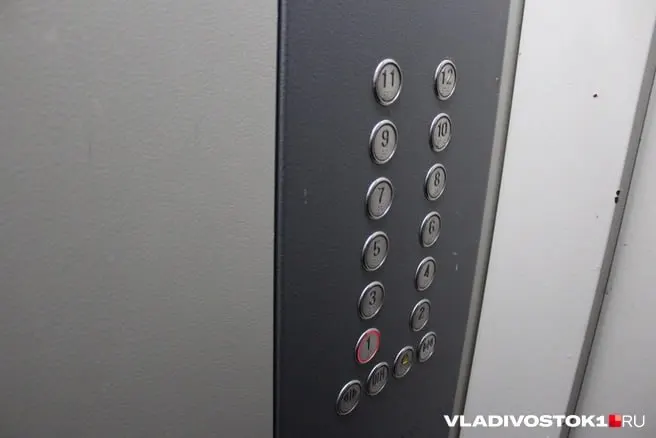 После выяснения причин неисправностей в новостройке на улице Леонова во Владивостоке запустили четыре подъемника. В отношении ответственных возбудили дела об административных нарушениях, а жильцы вернули полноценный доступ к лифтам.