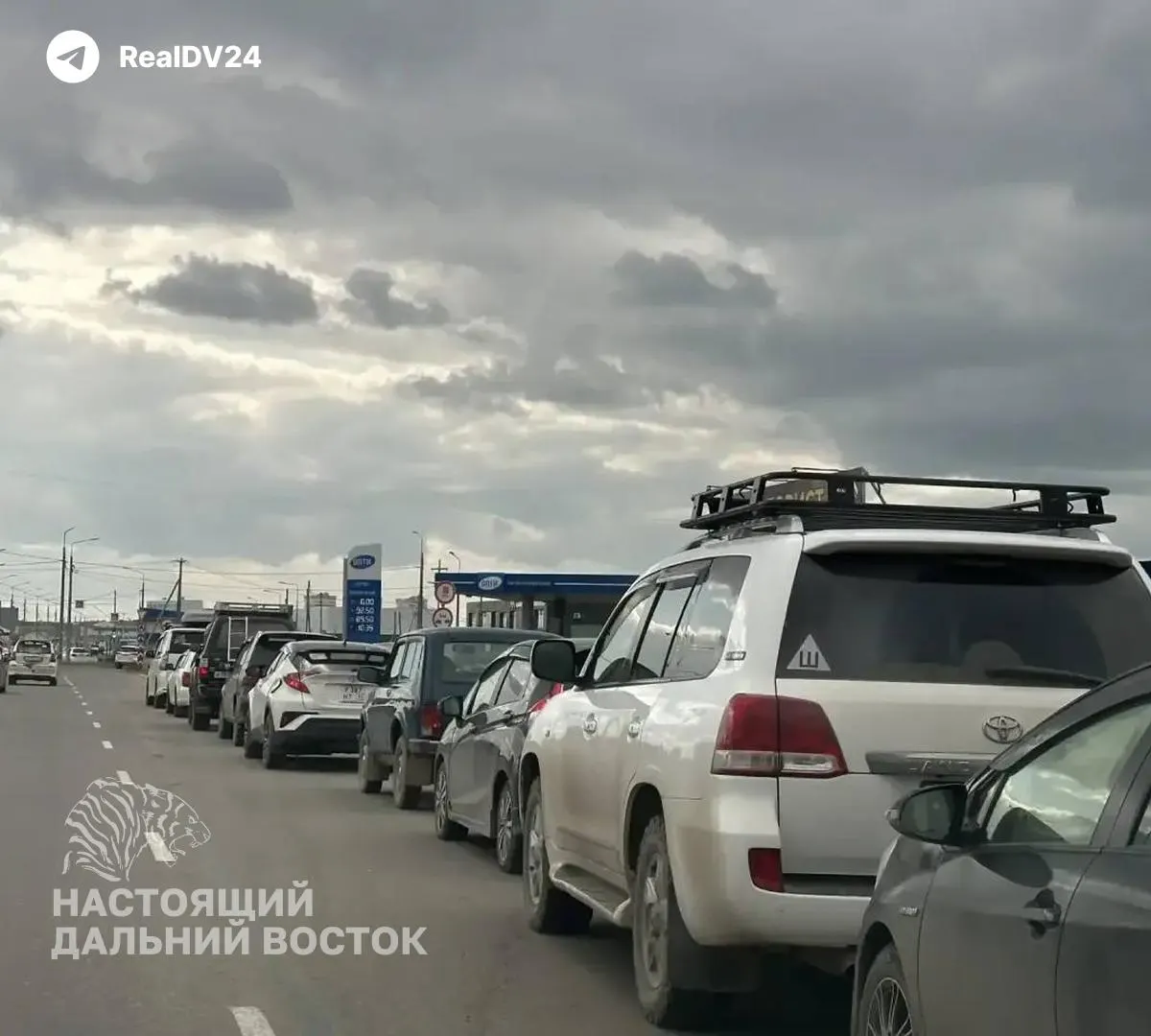 На заправках ряда регионов Дальнего Востока вновь возникают очереди за бензином. Власти уверяют, что дефицита нет, но поставки задерживаются и спрос растет.