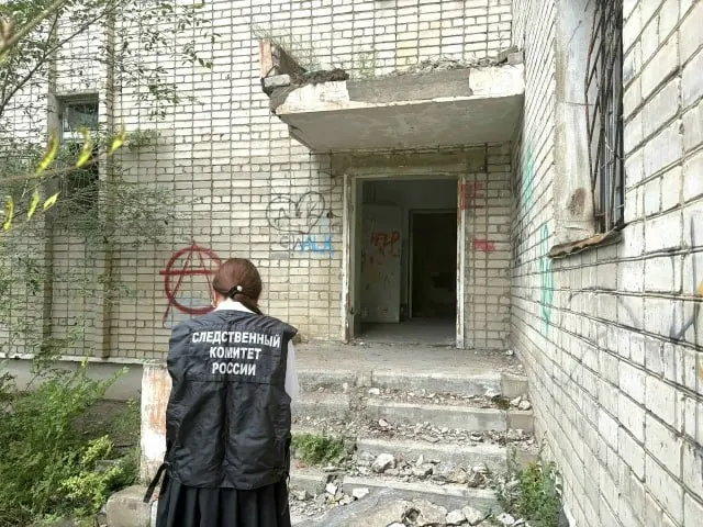 13-летняя школьница погибла в городе Борзя Забайкальского края после падения в шахту лифта в заброшенном здании; возбуждено дело по неосторожному причинению смерти.