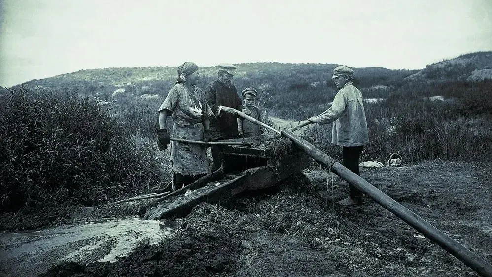 История золотодобычи в Сибири — от первых зерен до трагических страниц забастовок и распродажи богатства. Как люди и регионы жили ради золота.