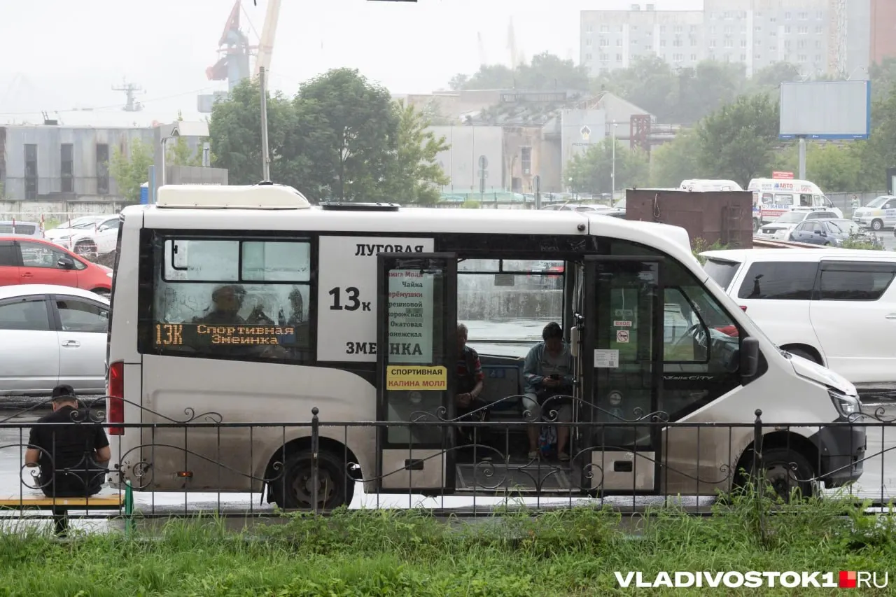 Жители жалуются на жару в салонах автобусов и маршруток; проблемы выглядят системными и сохраняются на нескольких маршрутах