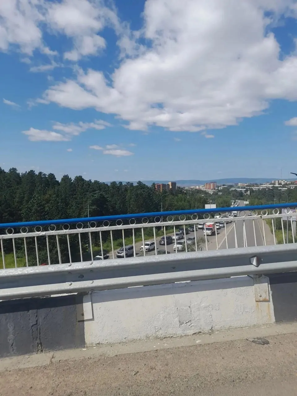 Дорожные работы на участке привели к крупной пробке в Забайкальском крае; водители сообщают о задержках до 40 минут.