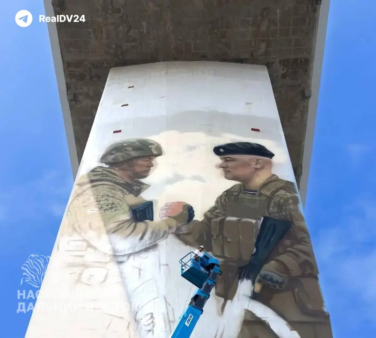Уличное искусство под названием «Мурал Победы» изображает российского морпеха и военнослужащего армии КНДР, пожимающих друг другу руки, и подчеркивает сотрудничество между странами.