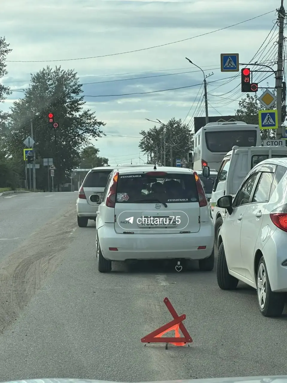 На улице Байкальской в Чите произошла авария: водительница не соблюдала дистанцию, второй участник скрылся; движение затруднено.