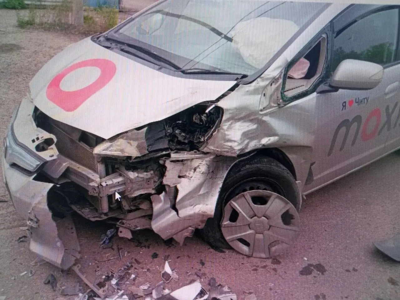 В утренний час пик произошло ДТП с участием такси и Hyundai Starex. Пассажир получил травмы, водители не обратились за медицинской помощью.