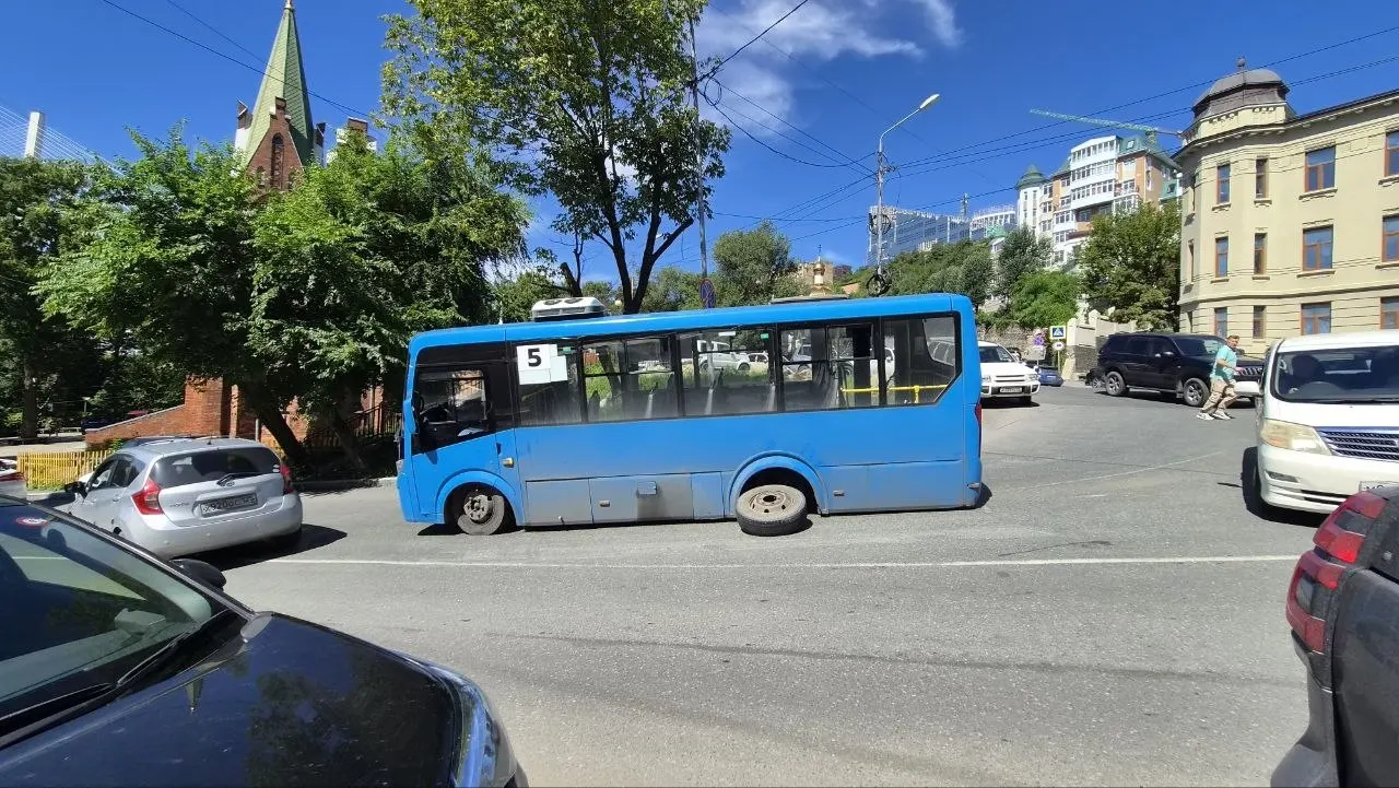 Автобус без заднего колеса накренился на левый борт; причины аварии устанавливаются, пострадавших нет.