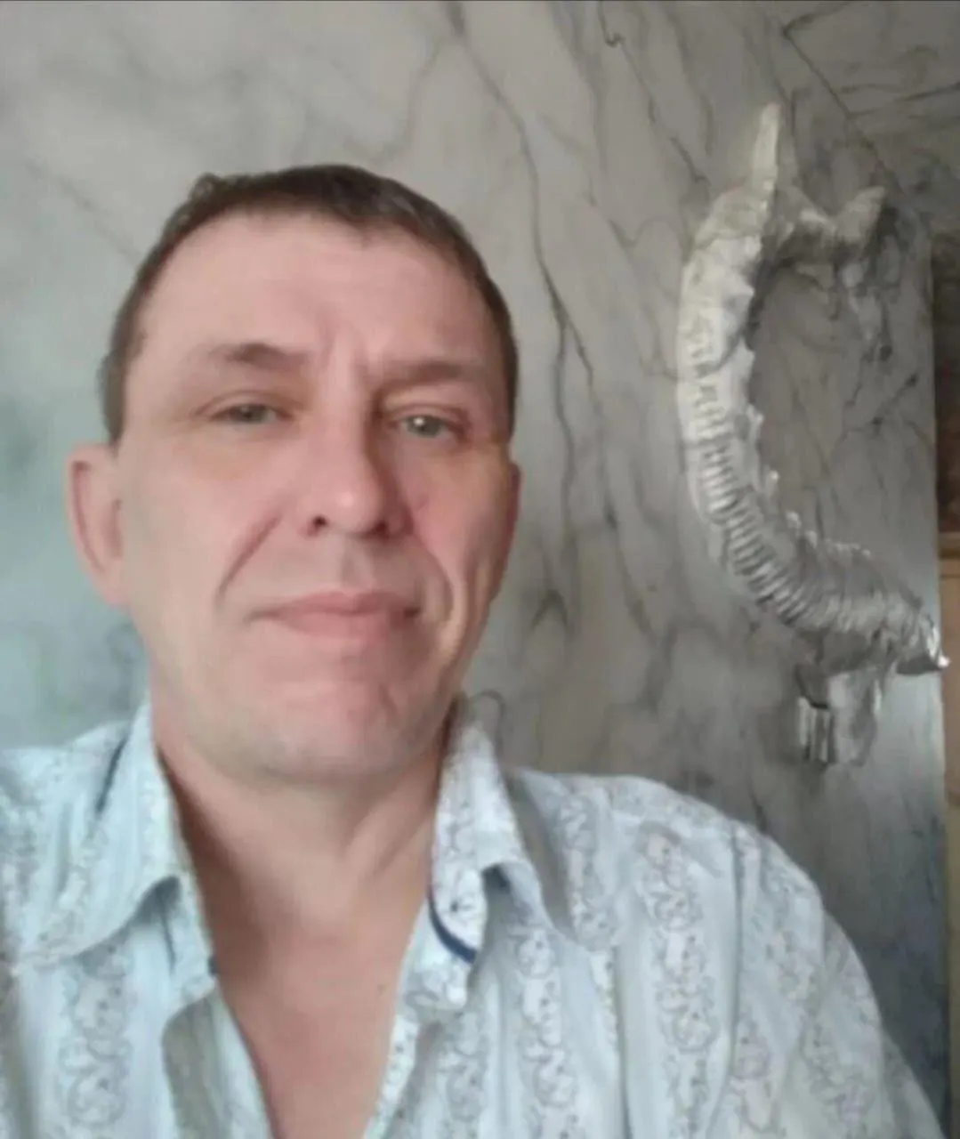 Художник из Иркутска перевезен в Читу и допрашивается по делу, связанному с разговором с сокамерниками и предполагаемым участием в деятельности запрещенной организации.