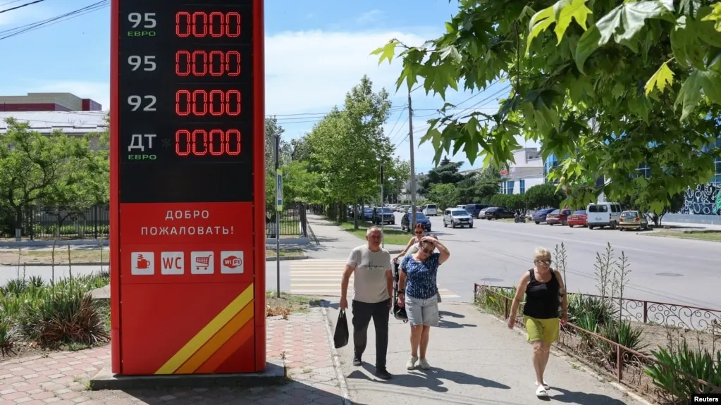 В регионе зафиксирован дефицит бензина: на большинстве АЗС продаётся дизель, бензин доступен только на одной станции в Архипо-Осиповке; водители стоят в длинных очередях.