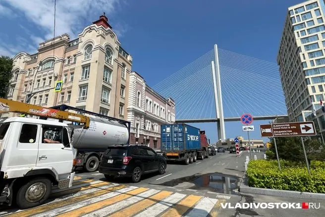 Ограничения коснутся въезда тяжёлого транспорта к острову Русский и соседним дорожкам Владивостока в связи с форумом; часть запретов вступит в силу 31 августа, основная — 2–6 сентября.