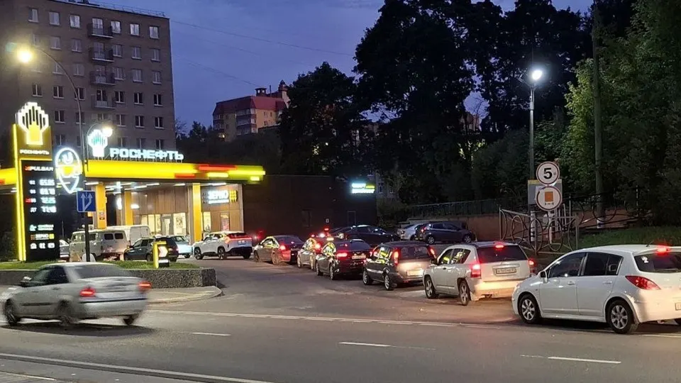 Очереди на АЗС вновь фиксируются в ряде регионов на фоне топливного кризиса; правительство реагирует мерами по импорту и смягчению требований к качеству топлива.