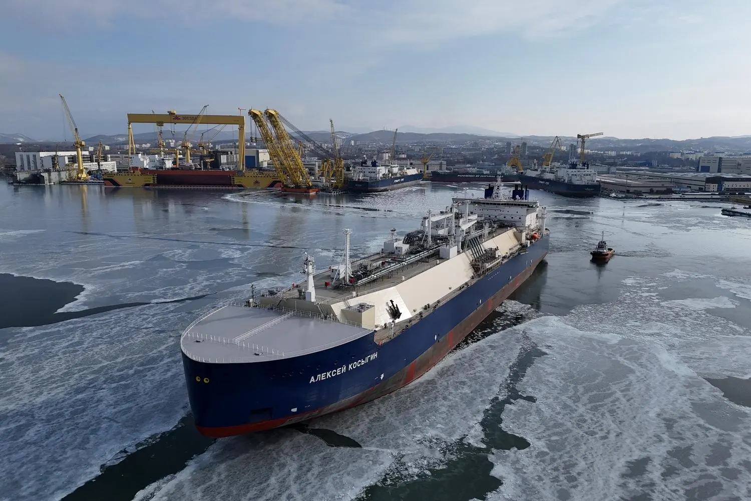 Россия наращивает флот газовозов для экспорта СПГ в условиях санкций, расширяя поставки на рынок Китая.