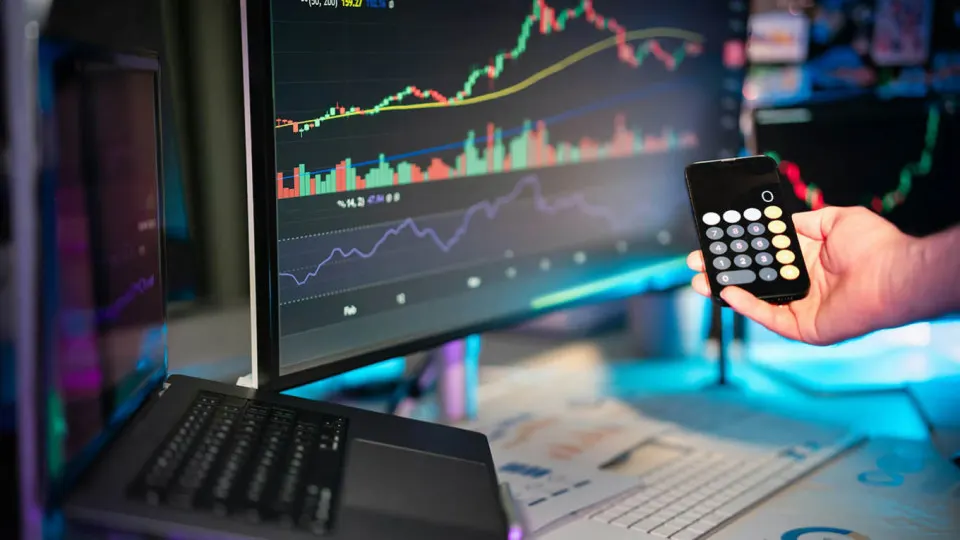 По словам главы ПСБ, эмитент USDT сохраняет полный контроль над выпущенными монетами и может замораживать средства по указанию США, что подчеркивает зависимость цифровых инструментов от эмитентов и регуляторов.