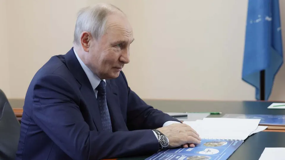 На встрече на Сахалине президент подчеркнул идею генетического кода победителя; данные опросов указывают на усталость по отношению к конфликту и стремление к его завершению. Зеленский предупреждает о возможной эскалации.
