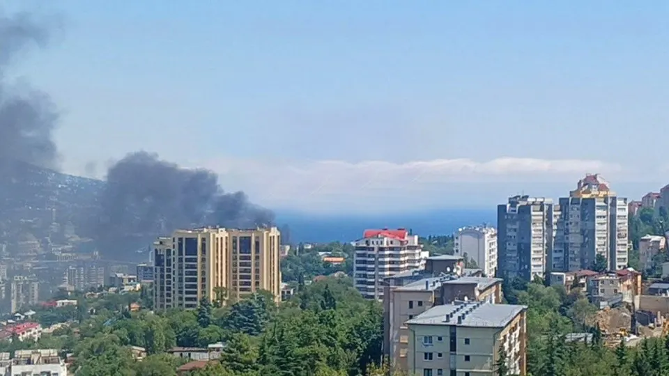 Дроны атаковали Ялту, вызвав возгорание в одном из заведений на набережной. Власти призвали жителей соблюдать безопасность и оставаться в безопасной зоне.