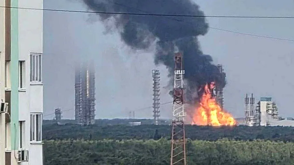 Завод Запсибнефтехим в Тюменской области остановил производство после атаки беспилотников; предприятие является крупным игроком на рынке полимеров и СУГ.