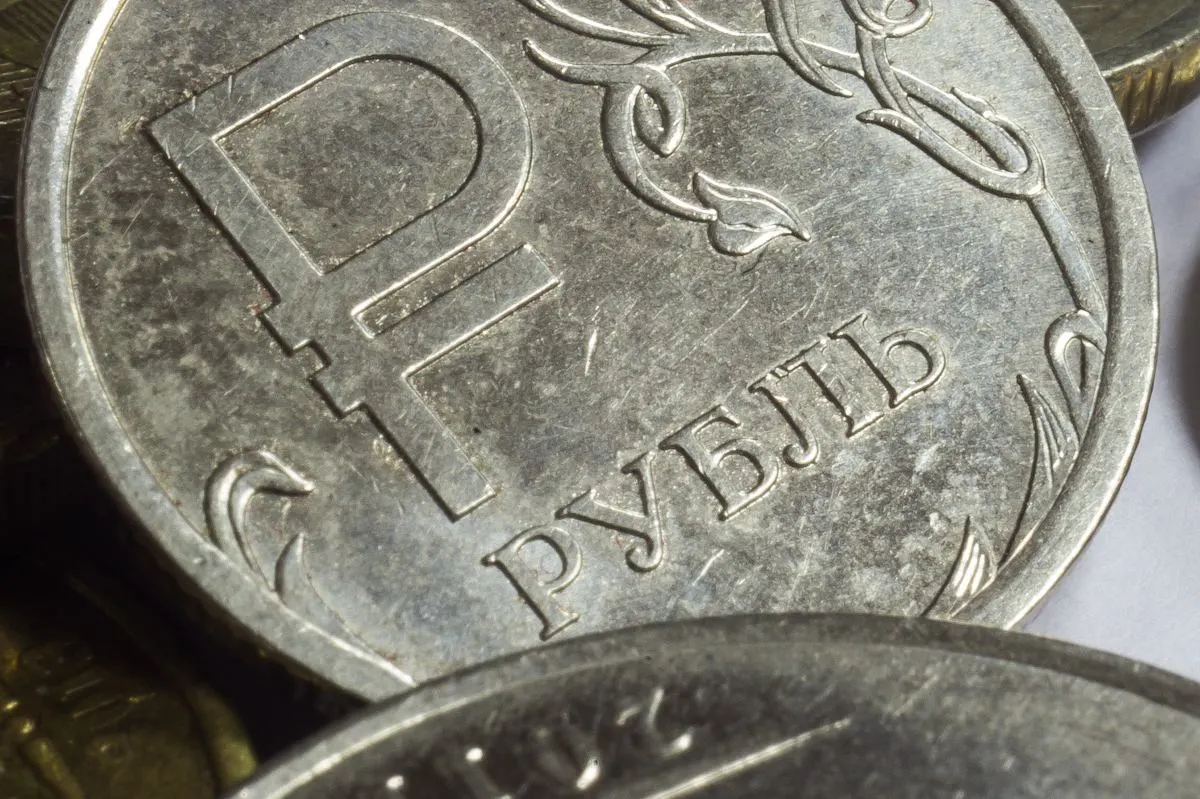 Минимальный размер оплаты труда может вырасти до 28 935 рублей в 2027 году (+6,8%), а к 2030 году планируется довести МРОТ до 35 тысяч рублей.