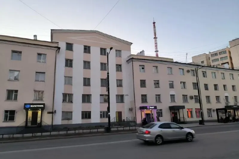Администрация требует освободить 15 мастерских в здании на проспекте Ленина; причины — аварийность, альтернативы для творцов не предоставляются.