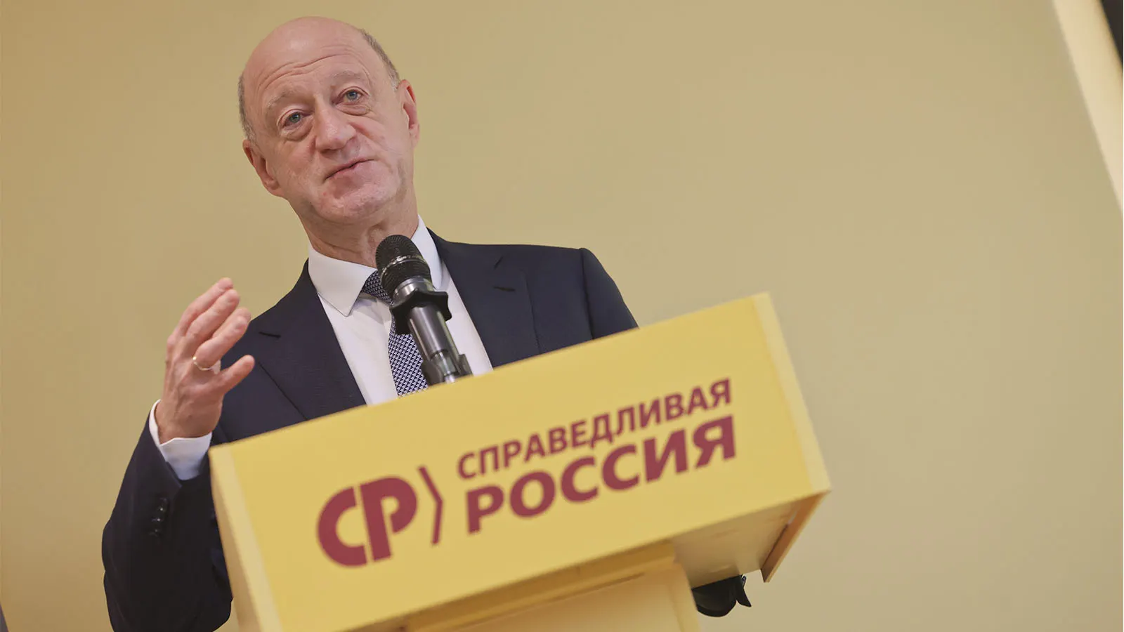 После временного ухода Миронова избирательная кампания вызывает обсуждения смены руководства и возможной перестройки в партийной верхушке.
