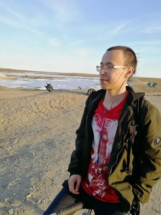 27-летний Денис Кинкалака спас ребёнка у берегов Владивостока и исчез без вести; поручено проведение 60-дневных поисков, родственники жалуются на задержки из‑за организационных моментов.