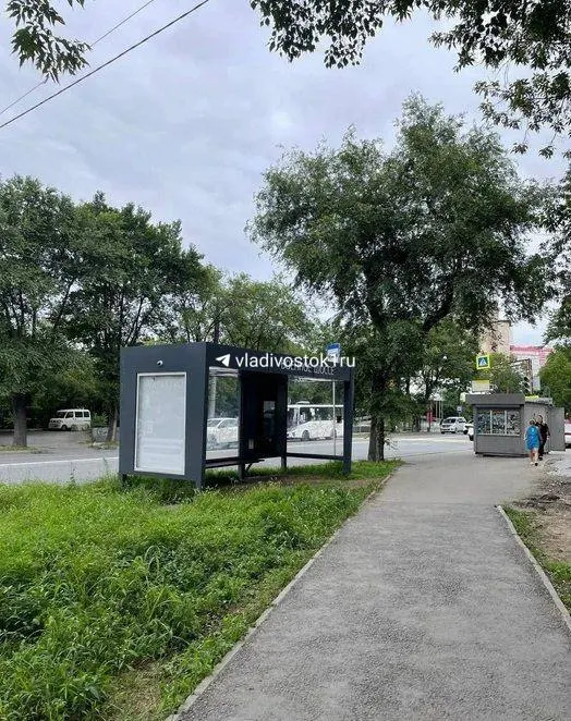 Павильон на Военном шоссе, который простоял задом наперед более месяца, вернут на место после ремонта сетей; власти объясняют задержку.