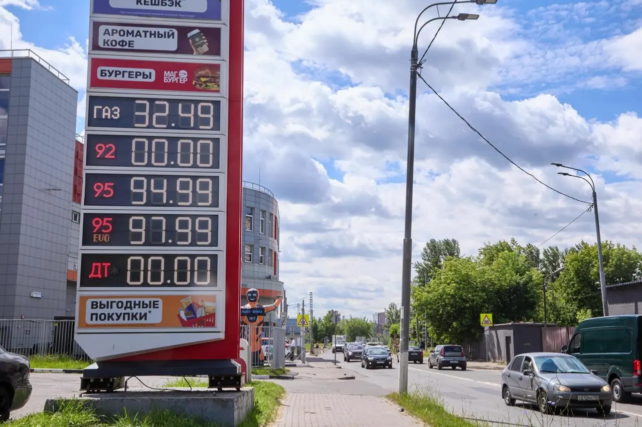 ФАС начала массовые проверки по делу о резком росте цен на бензин и дизельное топливо: к сентябрю зарегистрировано десятки дел и предупреждений; региональные примеры показывают значительные подорожания.