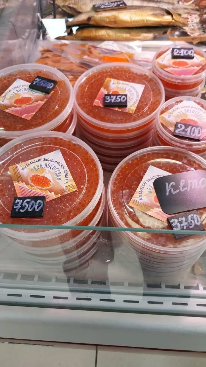 Рыбаки из Камчатки, Сахалина, Магаданской области, Хабаровского края, Чукотки и Приморья констатировали рекордно низкие уловы лосося и икры; прогнозы по объёмам снизились до минимума за несколько десятилетий, что может повлечь рост цен и экономические потери.