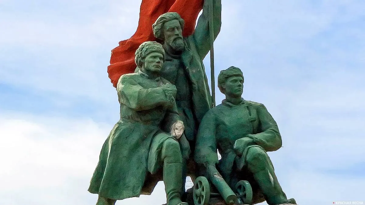 Иркутск готовится к реставрации памятника Борцам революции за решение суда, а в Хабаровске открыт новый мемориал — ситуация вызвала международный резонанс.