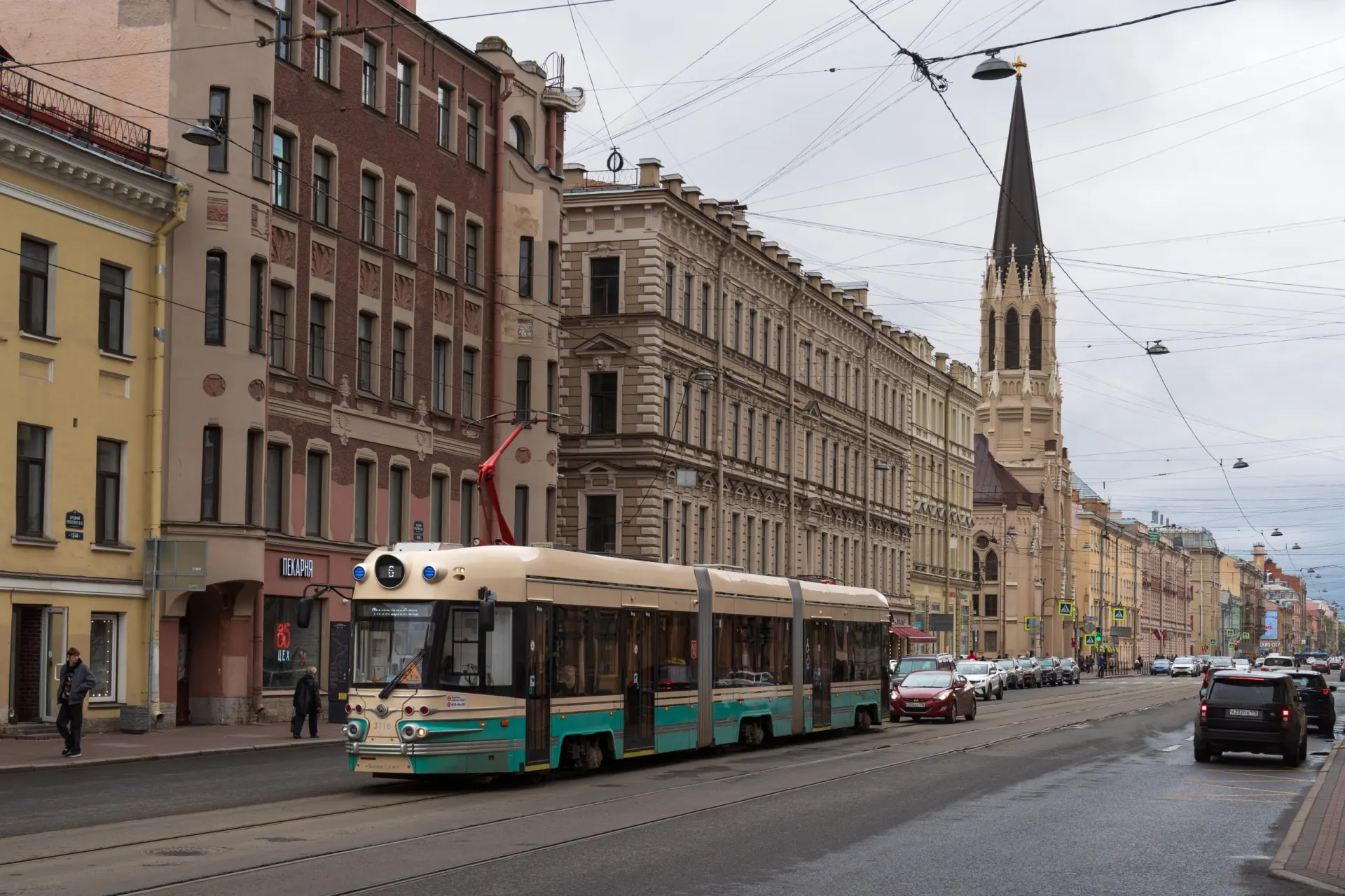 По указу главы государства в Санкт-Петербурге начнут тестировать беспилотный общественный транспорт; участников планируют привлекать в качестве операторов; проект включает Москву, Татарстан и Сахалин.