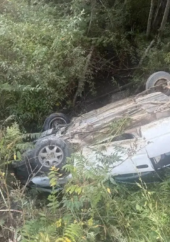 Сотрудники полиции вывели из салона перевёрнутого авто 77-летнего мужчину и оказали первую помощь; пострадавшего доставили в больницу.