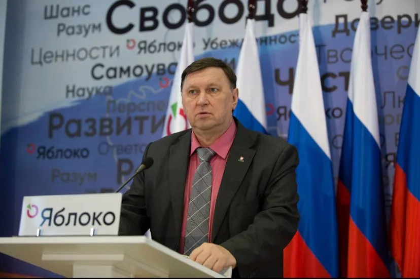 На фоне арестов и снятий оппозиционных кандидатов суды в Москве и Екатеринбурге приняли решения по кандидатам от партии «Яблоко» накануне выборов.