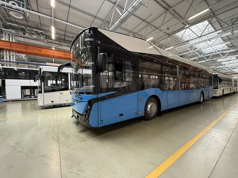 Во Владивостоке появится 40 новых автобусов: 25 крупного класса и 15 среднего, все соответствуют современным требованиям безопасности и комфорта.