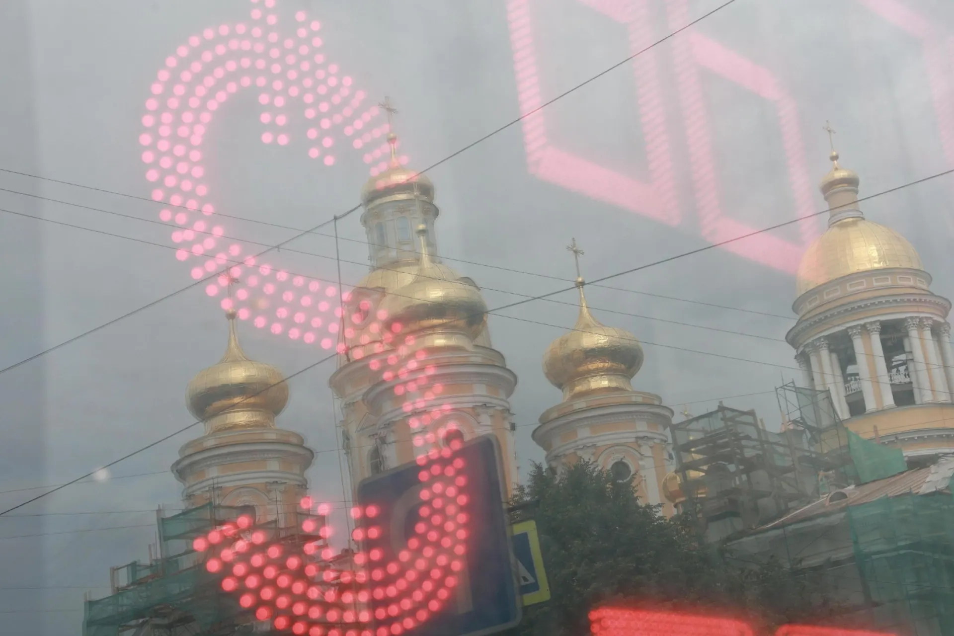 Эксперты предупреждают о дальнейшем ослаблении рубля на фоне дефицита валюты и скачка доллара.