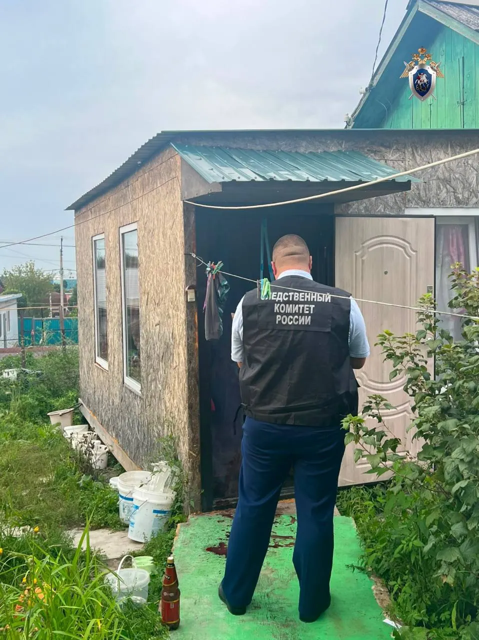 Следствие расследует убийство 37-летнего мужчины: подозревается несовершеннолетний сын; между отцом и сыном, по данным следствия, были непростые отношения.