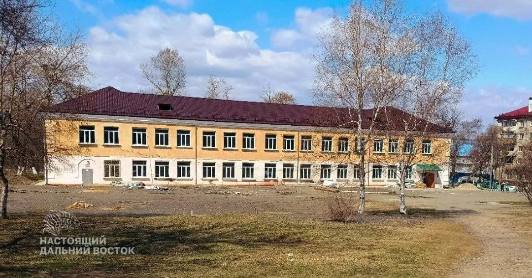 В школе №33 города Артёма ученикам приходится заниматься прямо на полу: в классах до сих пор нет парт, а ремонт длится уже месяцами; на физкультуру водят в ближайший ФОК.