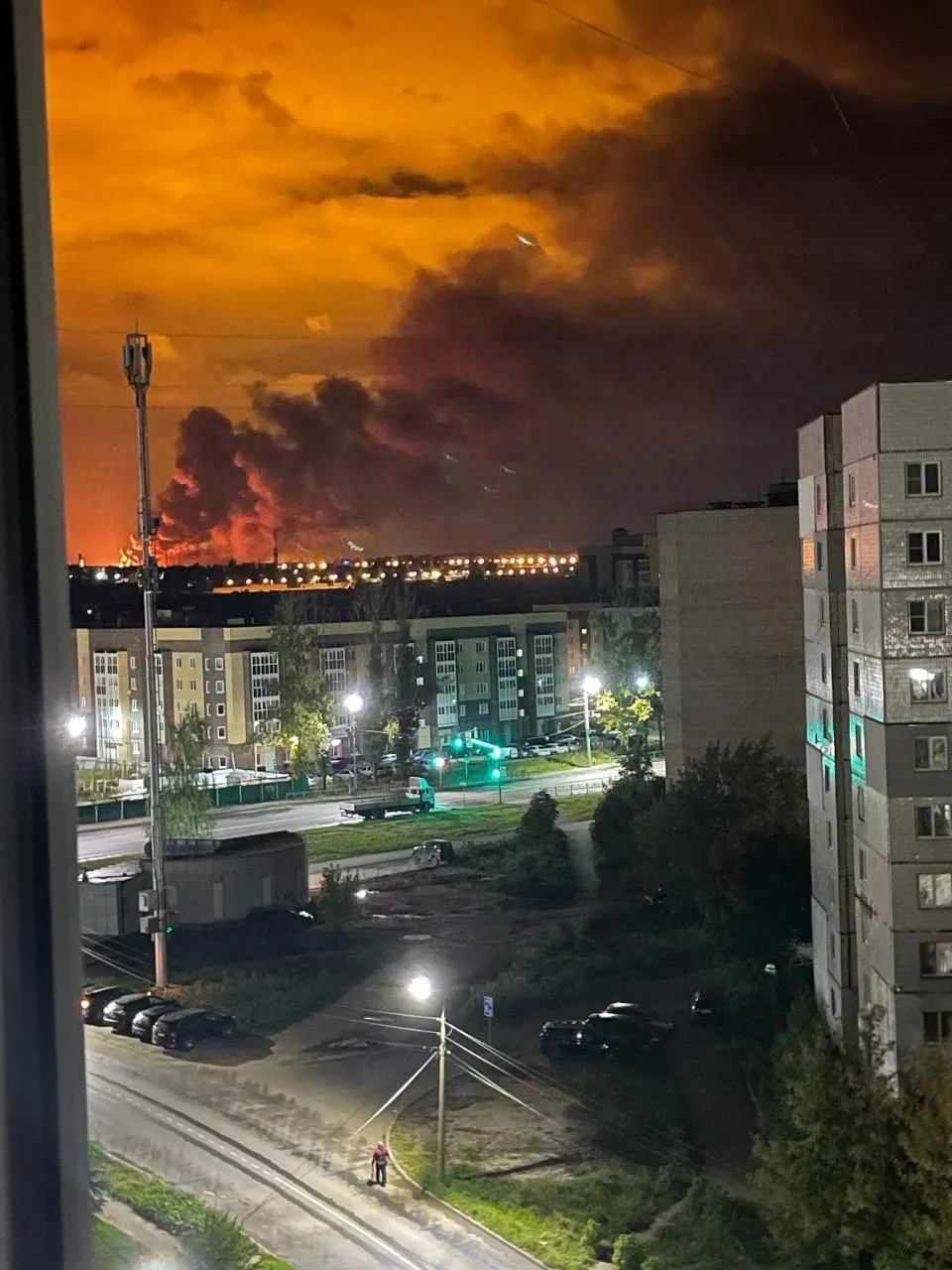 Ночные беспилотники затронули Ярославскую, Ростовскую области и Московский регион: повреждения НПЗ и перебои с электроснабжением.