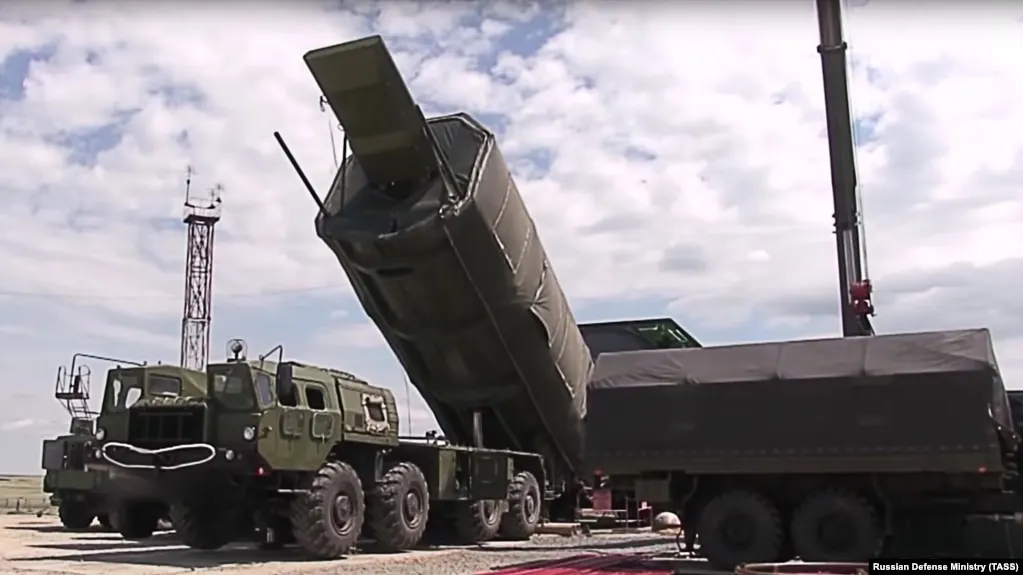 По данным аналитиков, запланированный пуск гиперзвукового боевого блока должен был пройти на полигонных площадках в нескольких регионах в начале сентября 2026 года, однако запуск не состоялся; NOTAM-уведомления затрагивали Домбаровский/Ясный, Тюменскую область, Ханты-Мансийский автономный округ и Камчатку.