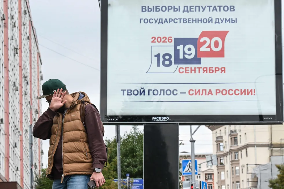 Старт теледебатов перед выборами в Госдуму выявил проблемы: часть эфира должна уходить на совместные обсуждения, а попытки кандидатов участвовать в прямом эфире нередко оканчиваются паузами и пустыми студиями.