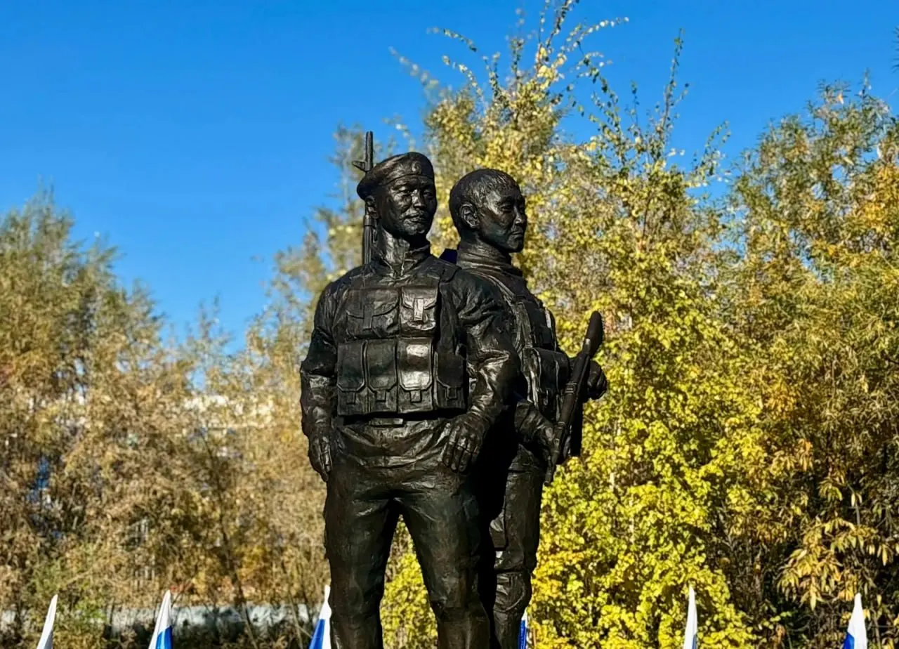 В Якутске на перекрёстке улиц Курашова и Пояркова открыт памятник Дмитрию Егорову и Николаю Романову, погибшим в зоне СВО; монумент заменил мемориал ссыльным полякам и литовцам.