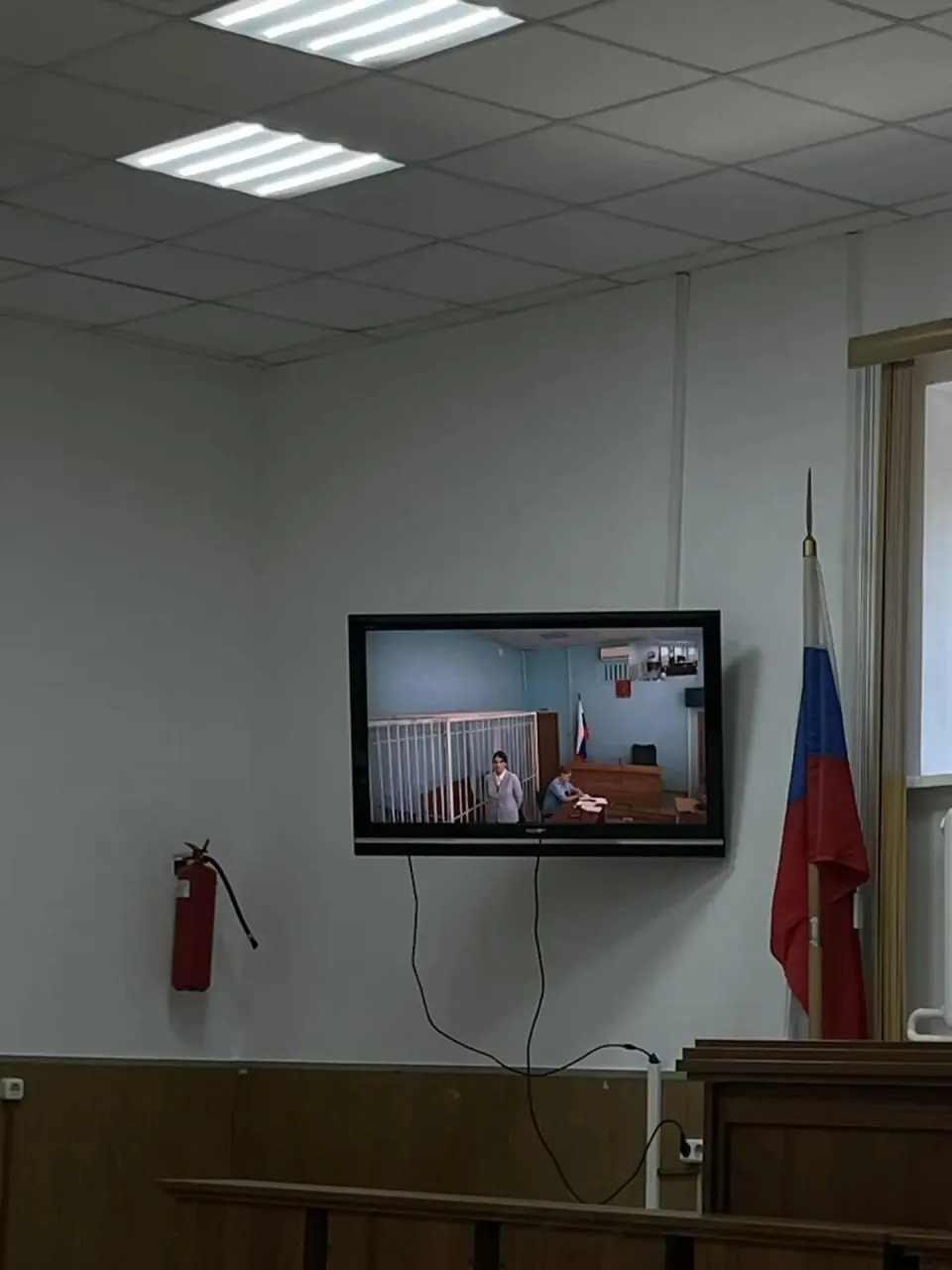 Медики сообщили о тяжёлом истощении младенца и следах травм; мать пыталась объяснить их завязками от головного убора. Дело направлено в органы опеки.