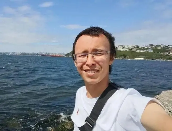 31 августа мужчина увидел ребёнка в воде, прыгнул в море и вытолкал её к берегу, но сам выбраться не смог — течение унесло его. Идут поиски.