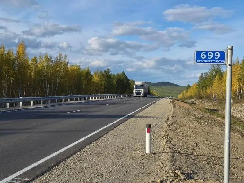 Дорожники обновили участок 695–702 км трассы Амур: сняли старое покрытие, сделали основание, укрепили кюветы, устроили водосбросы и уложили два слоя асфальта. Работы идут по нацпроекту и задействовали студентов.